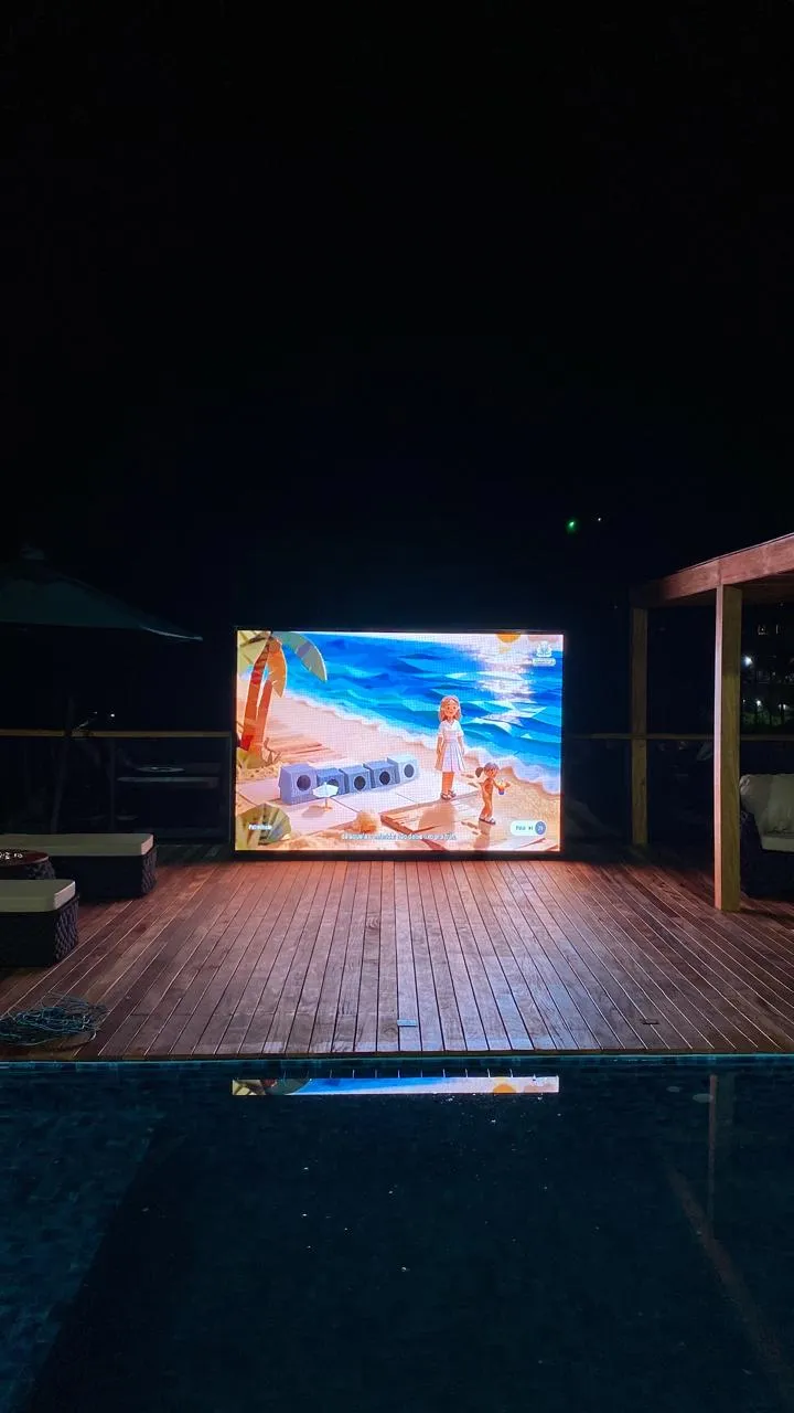 Painel de LED externo em área de lazer com piscina
